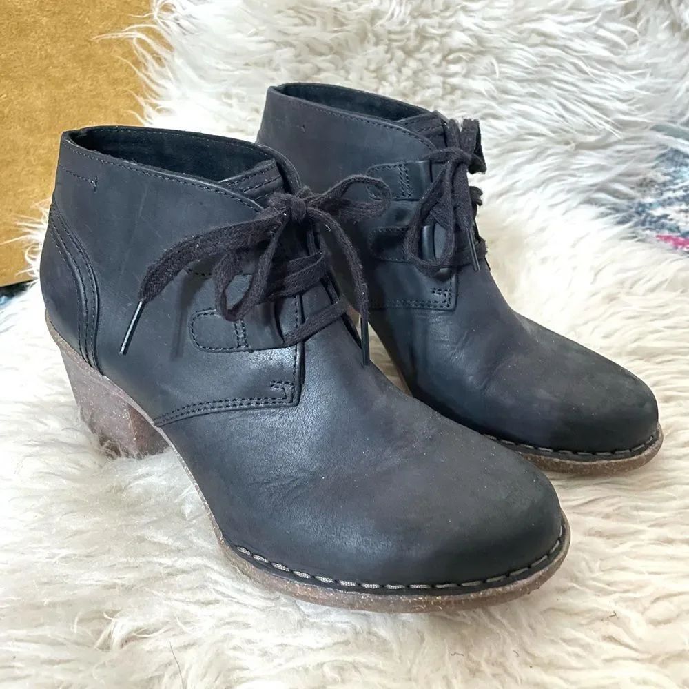 Clark’s Carleta Lyon Black Leather Boots Suede Rubber Sole Size 9M